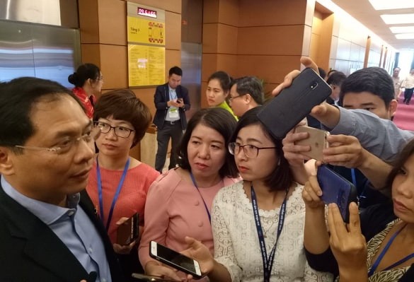 Ông Bùi Thanh Sơn  – Thứ trưởng Bộ Ngoại giao trao đổi với báo chí bên hành lang Quốc hội