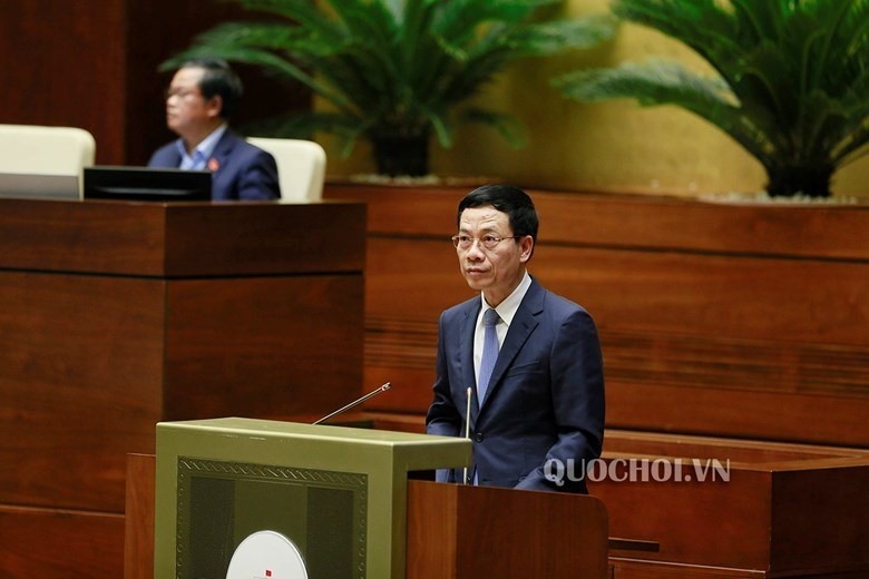 Bộ trưởng Bộ Thông tin và Truyền thông Nguyễn Mạnh Hùng trả lời chất vấn.