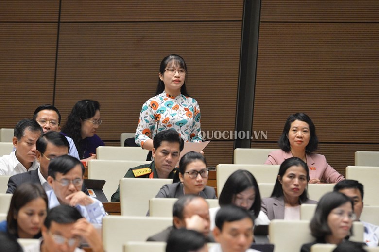 Đại biểu Đặng Thị Phương Thảo - Đoàn ĐBQH tỉnh Nam Định phát biểu ý kiến tại phiên thảo luận