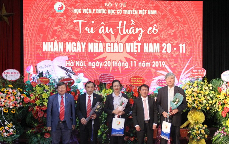Lãnh đạo Học viện Y dược học Cổ truyền Việt Nam tặng hoa chúc mừng các thầy, cô giáo