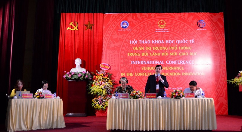 GS.TS Phạm Quang Trung điều hành phần thảo luận của hội thảo