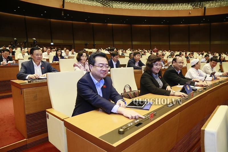 Đại biểu Quốc hội biểu quyết thông qua Nghị quyết bằng hệ thống điện tử