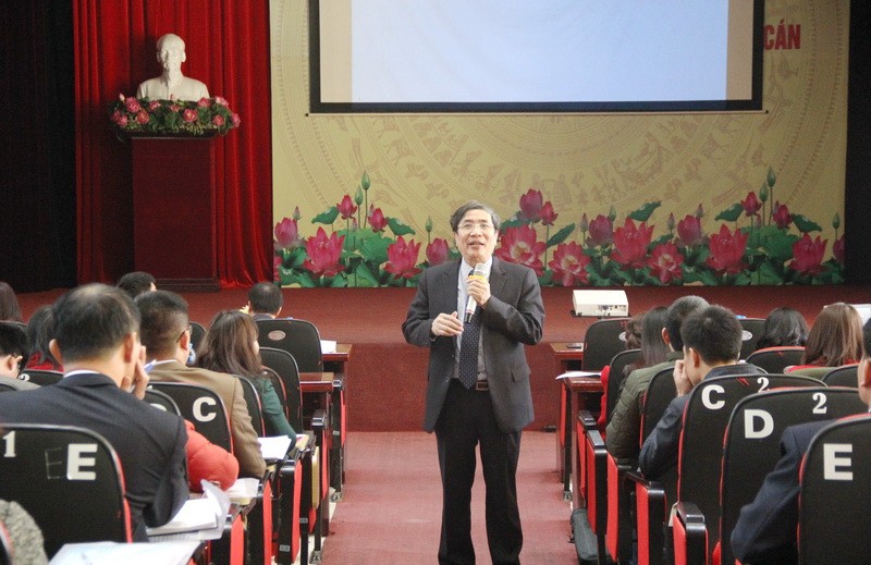 Ông Vũ Đình Chuẩn - Vụ trưởng Vụ Giáo dục Trung học (Bộ GD&ĐT) giới thiệu và hướng dẫn các học viên thực hiện một số nội dung liên quan đến chương trình giáo dục phổ thông 2018