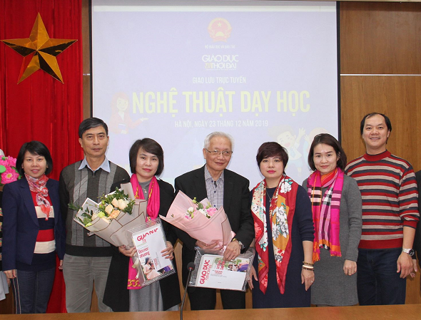 Bà Dương Thanh Hương - Phó TBT Báo GD&TĐ (thứ 3 từ phải sang) tặng hoa cho TS Nguyễn Tùng Lâm và cô giáo Nguyễn Thị  Hòa. Ảnh: Bá Hải.
