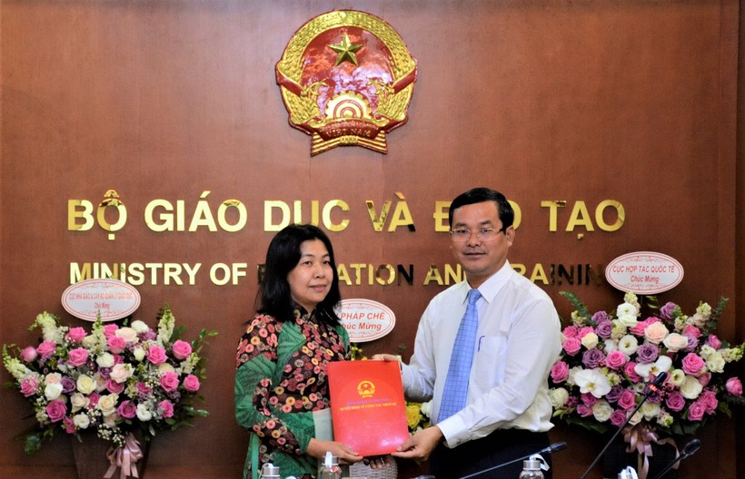 Thứ trưởng Bộ GD&ĐT Nguyễn Văn Phúc trao Quyết định bổ nhiệm Phó Vụ trưởng Vụ Giáo dục đại học cho Tiến sĩ Nguyễn Thị Thu Thủy