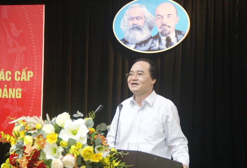 Bộ trưởng Phùng Xuân Nhạ báo cáo  tại Hội nghị Báo cáo viên Trung ương tháng 9/2020 và tập huấn công tác tuyên truyền Đại hội Đảng bộ các cấp tiến tới Đại hội Đại biểu toàn quốc lần thứ XIII của Đảng.