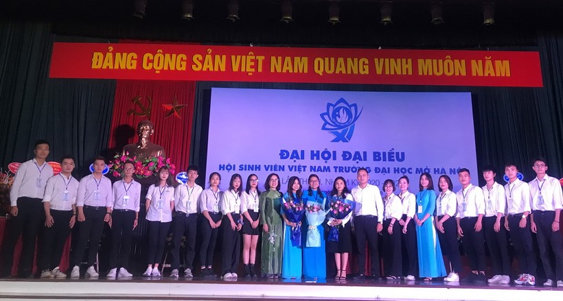 Ban chấp hành Hội sinh viên Trường ĐH Mở Hà Nội, nhiệm kỳ 2020 – 2023 ra mắt Đại hội.