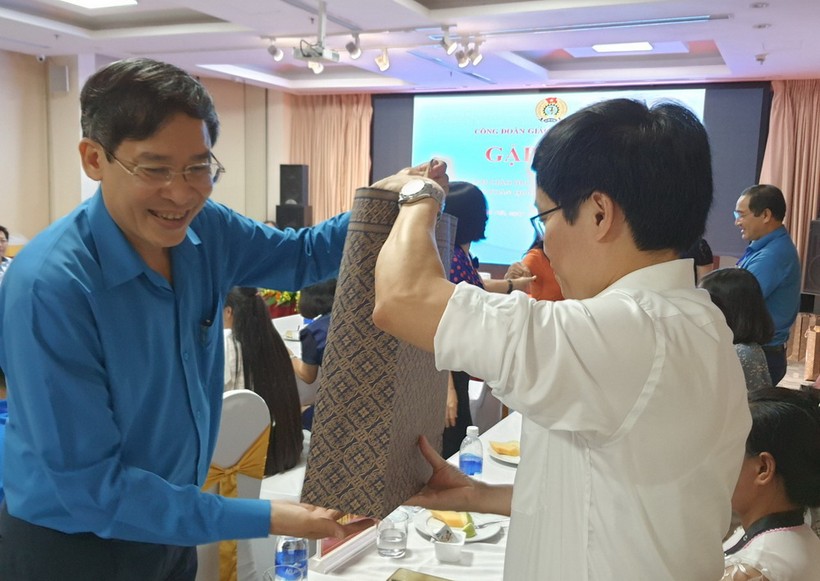 Chủ tịch Công đoàn Giáo dục Việt Nam Vũ Minh Đức trực tiếp tặng quà đến các thầy, cô giáo.
