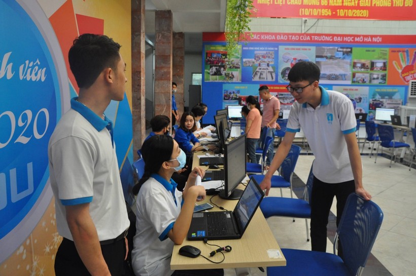 Những thí sinh đầu tiên đến nhập học tại Trường ĐH Mở Hà Nội.