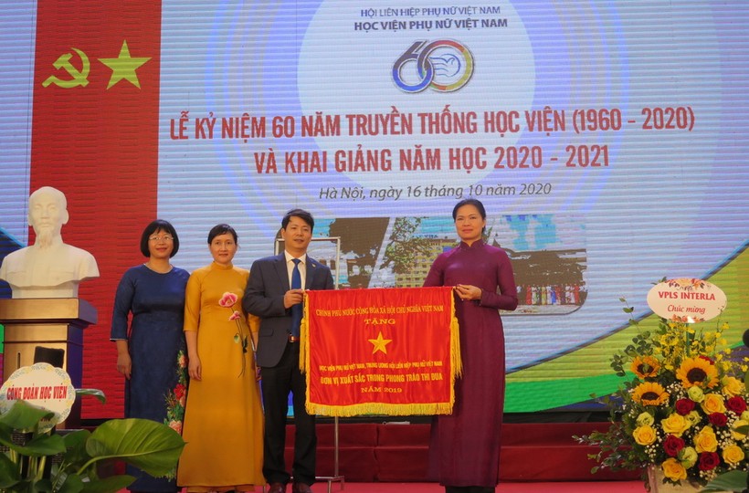 Thừa ủy quyền, đồng chí Hà Thị Nga – Chủ tịch Hội LHPN Việt Nam trao Cờ thi đua của Chính phủ cho Học viện.