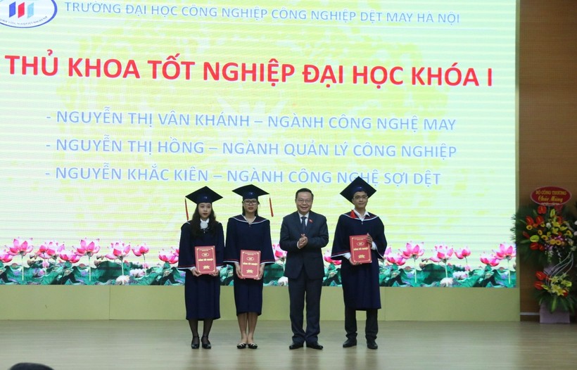 Phó Chủ tịch Quốc hội Phùng Quốc Hiển trao bằng tốt nghiệp cho các Thủ khoa khóa 1