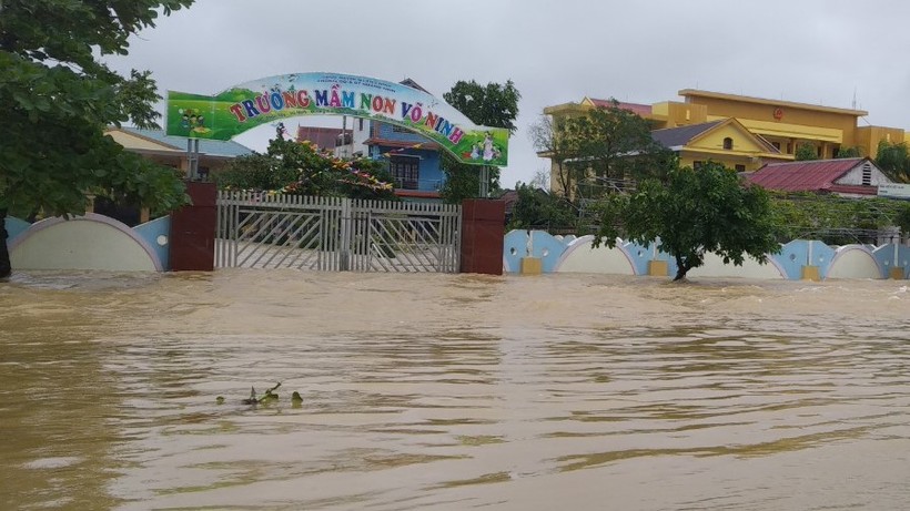Trường mầm non Võ Ninh (Quảng Bình) ngập sâu trong nước. Ảnh: Internet