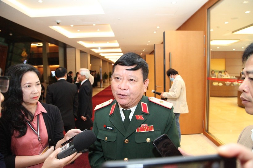 Thiếu tướng Đặng Ngọc Nghĩa - đại biểu đoàn Thừa Thiên Huế trao đổi bên lề Quốc hội