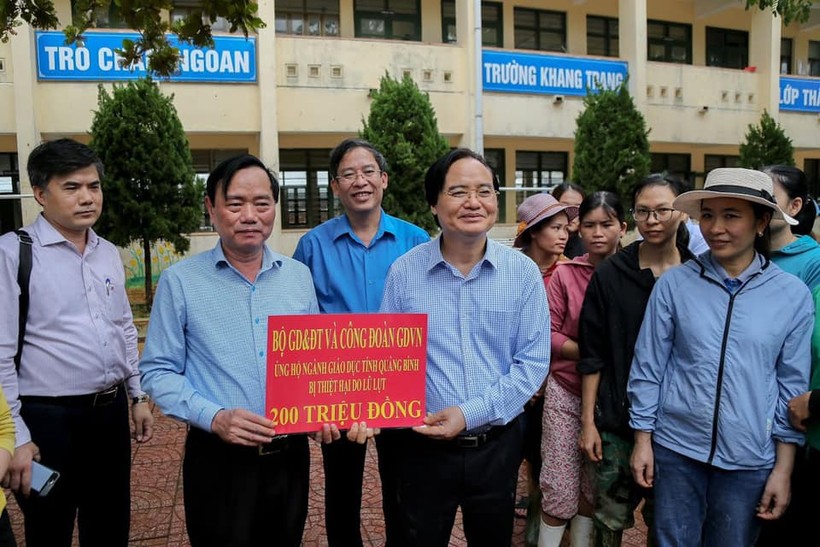 Bộ trưởng Phùng Xuân Nhạ trao tiền hỗ trợ của Bộ GD&ĐT và Công đoàn Giáo dục Việt Nam cho ngành Giáo dục tỉnh Quảng Bình.