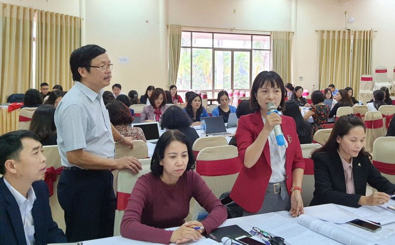 Học viên thảo luận tại lớp bồi dưỡng về quản trị nhân sự trong trường tiểu học.