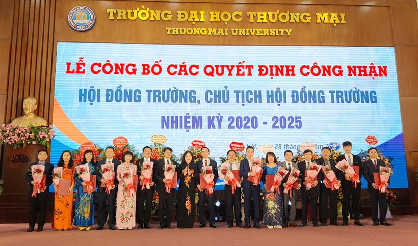 Thứ trưởng Bộ GD&ĐT Ngô Thị Minh trao quyết định và tặng hoa chúc mừng các thành viên Hội đồng trường Trường ĐH Thương mại.