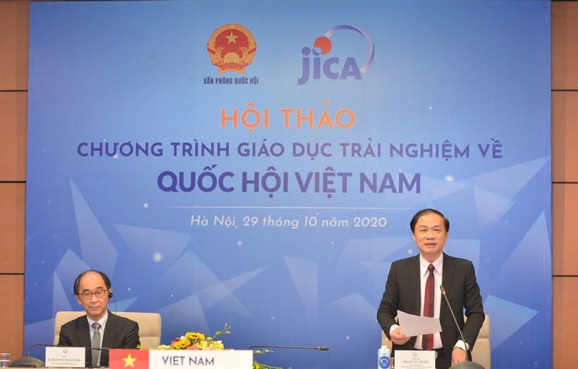 Ông Phạm Tất Thắng - Phó Chủ nhiệm Ủy ban Văn hóa, Giáo dục, Thanh niên, Thiếu niên và Nhi đồng của Quốc hội phát biểu khai mạc hội thảo.