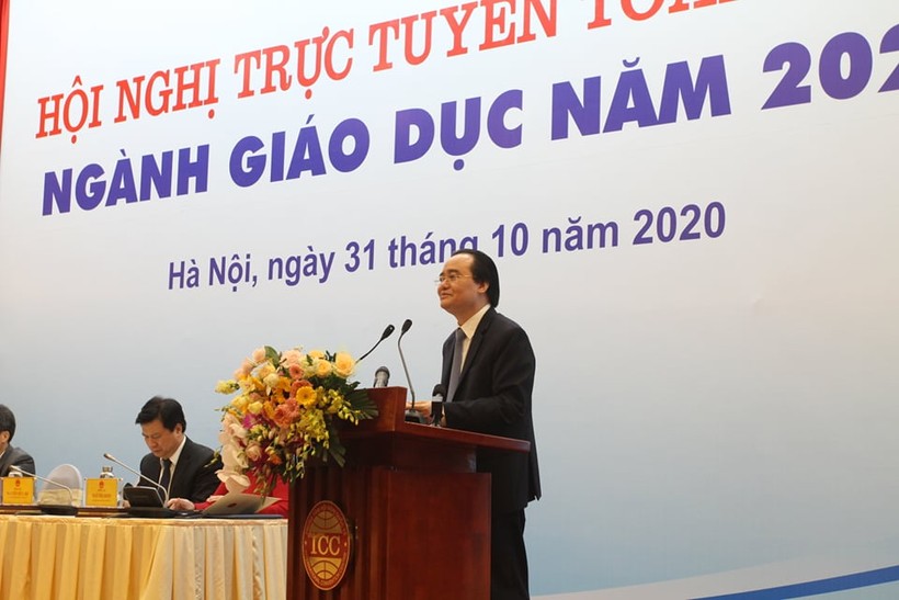 Bộ trưởng Phùng Xuân Nhạ phát biểu kêu gọi các đại biểu tham dự Hội nghị chung tay ủng hộ thầy - trò miền Trung bị ảnh hưởng bởi mưa bão