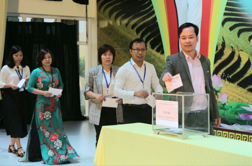 Thầy giáo Hoàng Ngọc Quang- Chủ tịch CĐCS Trường THPT Chuyên Nguyễn Tất Thành (Yên Bái) và các thầy cô giáo tham gia Lễ phát động ủng hộ Miền Trung
