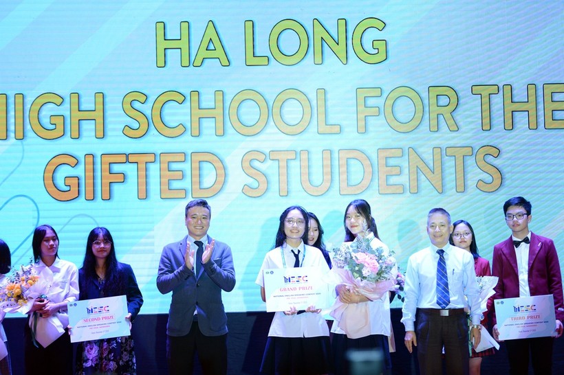 Nhóm học sinh đến từ Trường THPT chuyên Hạ Long (Quảng Ninh) giành giải Đặc biệt.