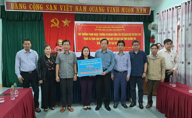 Thứ trưởng Bộ GD&ĐT Phạm Ngọc Thưởng cùng đoàn công tác trao tặng quà hỗ trợ cho ngành Giáo dục tỉnh Quảng Trị.