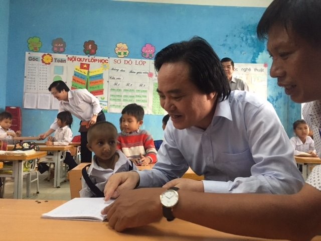 Bộ trưởng Phùng Xuân Nhạ trong lần về thăm K"Rể tại ngôi trường mà em theo học