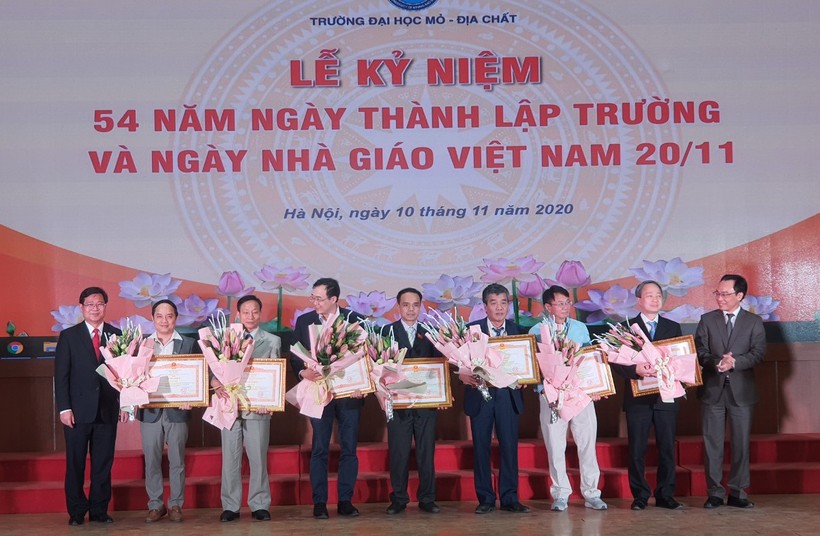 Thứ trưởng Hoàng Minh Sơn (ngoài cùng bên phải) trao Bằng khen của Thủ tướng Chính phủ cho các cá nhân đạt thành tích xuất sắc
