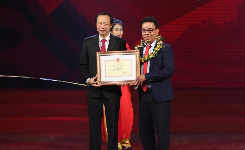 Thứ trưởng Phạm Ngọc Thưởng trao giải Đặc biệt cho tác giả Thái Bá Dũng - báo Tuổi trẻ Hồ Chí Minh.