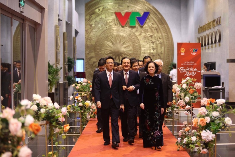 Từ phải qua trái: Bà Trương Thị Mai, Bộ trưởng Bộ GD&ĐT Phùng Xuân Nhạ, Phó Thủ tướng Vũ Đức Đam và các quý vị đại biểu tới dự Chương trình "Thay lời tri ân" - chủ đề: Hạnh phúc
