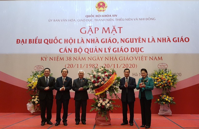 Chủ tịch Quốc hội Nguyễn Thị Kim Ngân chúc mừng ngành Giáo dục nhân Ngày nhà giáo Việt Nam.