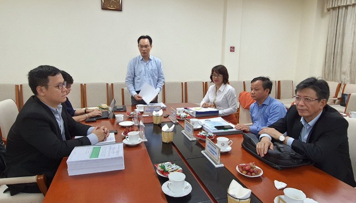 Thứ trưởng Bộ GD&ĐT Hoàng Minh Sơn phát biểu tại cuộc họp.