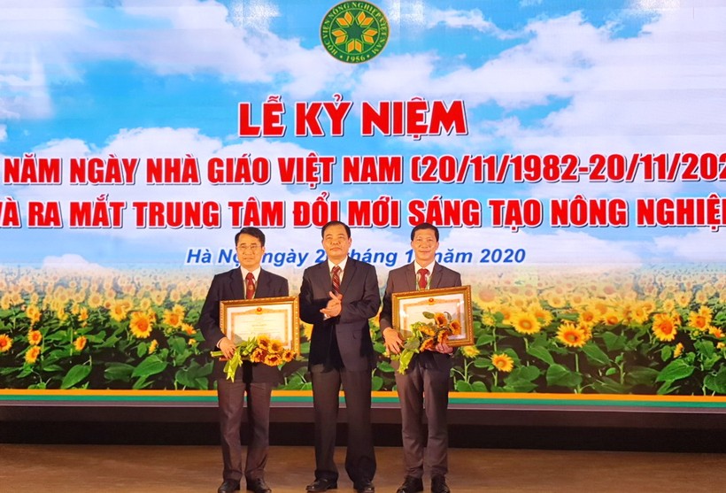 Bộ Nông nghiệp và Phát triển Nông thôn Nguyễn Xuân Cường trao Bằng khen của Thủ tướng Chính phủ cho 2 cán bộ, viên chức của Học viện Nông nghiệp Việt Nam