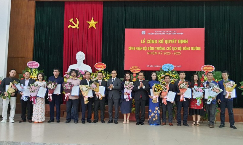 Thứ trưởng Hoàng Minh Sơn trao quyết định và tặng hoa chúc mừng các thành viên Hội đồng trường Trường ĐH Mỹ thuật Công nghiệp