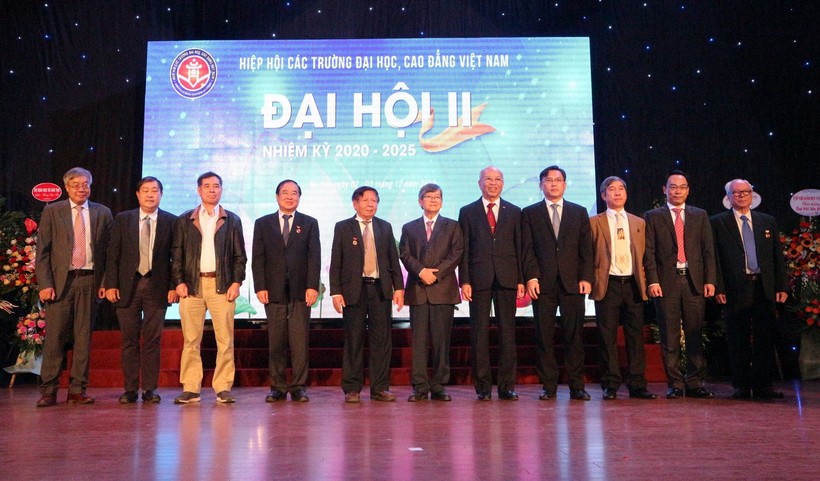 Tân Chủ tịch, các Phó Chủ tịch Hiệp hội các trường ĐH-CĐ Việt Nam nhiệm kỳ 2020-2025 ra mắt Đại hội.