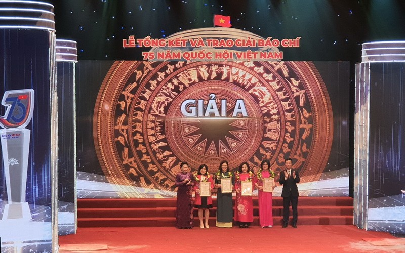 Chủ tịch Quốc hội Nguyễn Thị Kim Ngân và Trưởng Ban Tuyên giáo Trung ương Võ Văn Thưởng trao giải A cho các tác giả