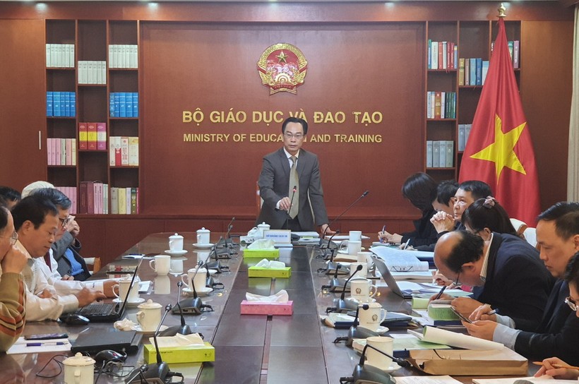 Thứ trưởng Bộ GD&ĐT Hoàng Minh Sơn phát biểu tại phiên họp