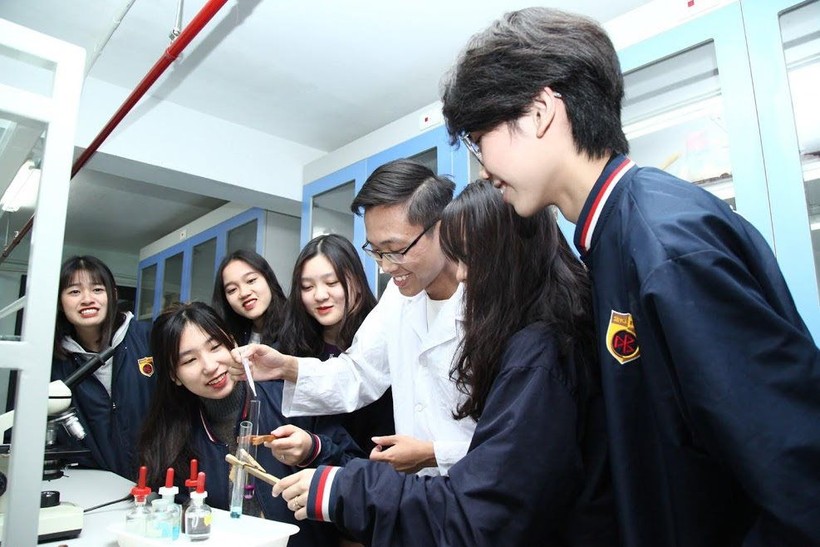 Học sinh Trường THCS-THPT Nguyễn Bỉnh Khiêm, Cầu Giấy, Hà Nội. Ảnh: Báo KH&ĐS