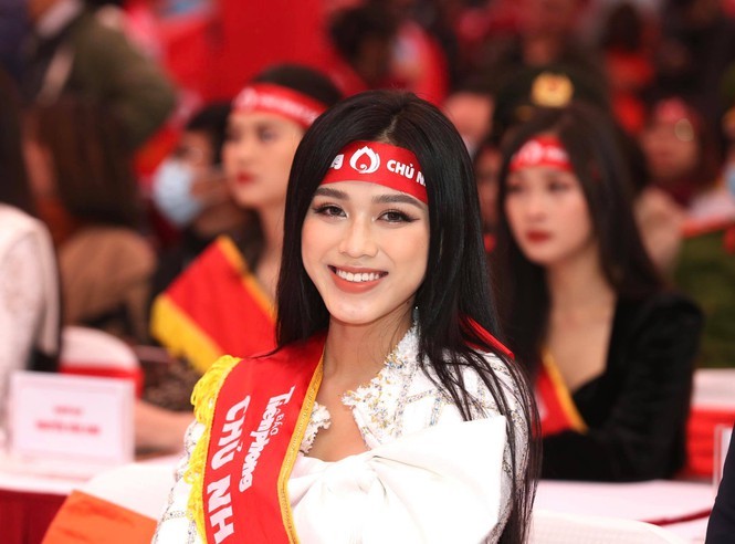 Hoa hậu Đỗ Thị Hà tham gia hành trình Chủ nhật Đỏ