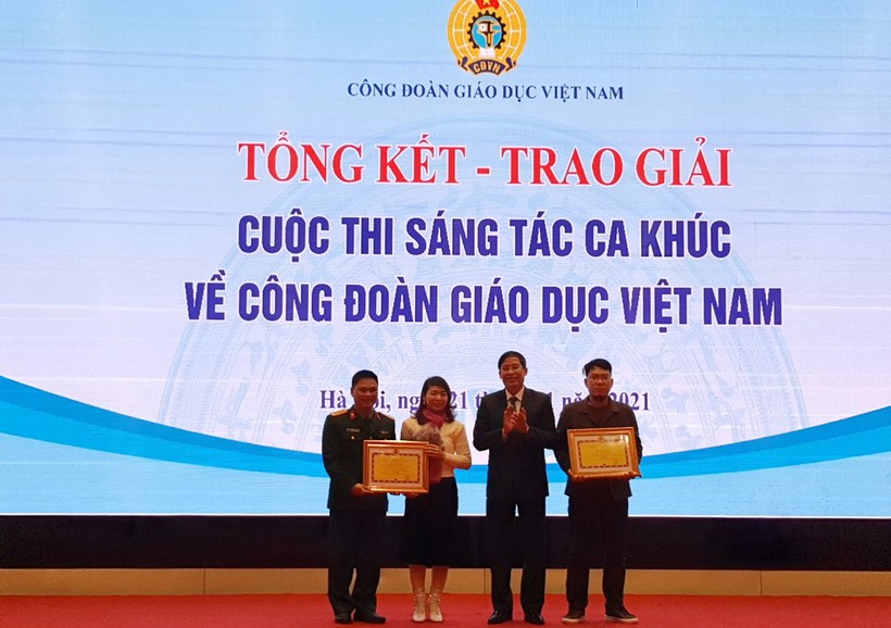 Ông Vũ Minh Đức- Chủ tịch Công đoàn Giáo dục Việt Nam trao Bằng khen cho các tác giải đoạt giải Nhất