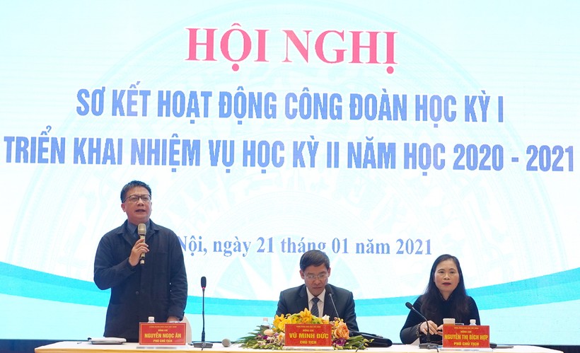 Đồng chí Vũ Minh Đức (ở giữa), Nguyễn Thị Bích Hợp và Nguyễn Ngọc Ân chủ trì Hội nghị