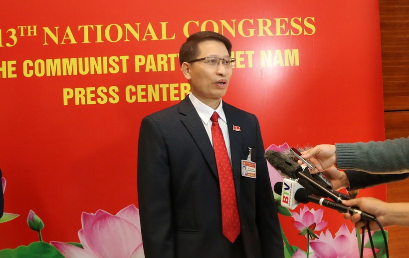 Đại biểu Bùi Huy Thành - Trưởng Ban Tuyên giáo Tỉnh ủy, Đoàn Đại biểu Đảng bộ tỉnh Đắk Nông trả lời báo chí bên lề Đại hội.