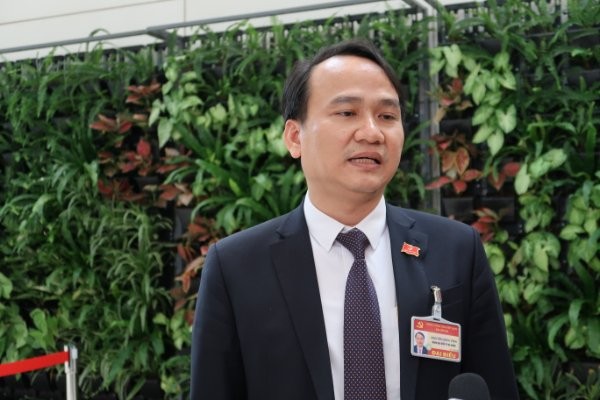 Đại biểu Nguyễn Đình Vĩnh trả lời báo chí bên lề Đại hội