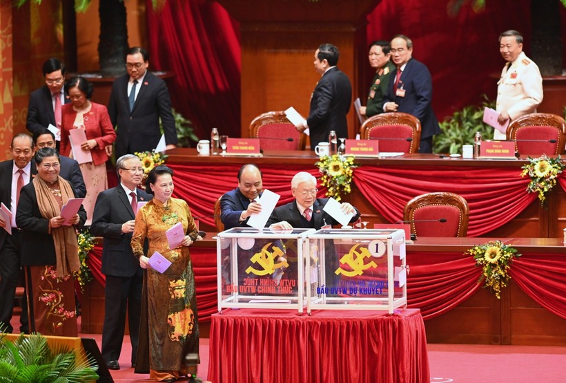 Các đồng chí lãnh đạo Đảng và Nhà nước bỏ phiếu bầu Ban Chấp hành Trung ương khóa XIII  