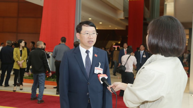 Đại biểu Lê Ánh Dương - Chủ tịch UBND tỉnh Bắc Giang trả lời phỏng vấn báo chí bên hành lang Đại hội.