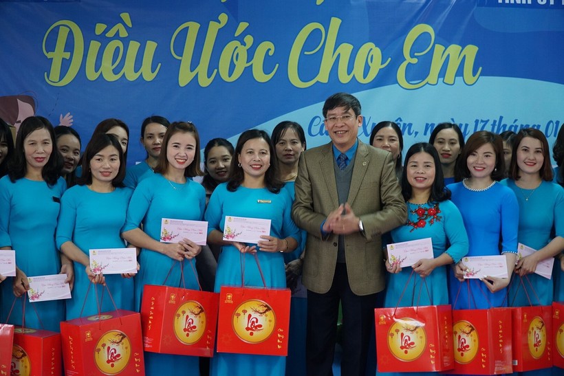 Thăm và tặng quà động viên các thầy, cô giáo và các em học sinh huyện Thanh Chương - Nghệ An, huyện Cẩm Xuyên, Thạch Hà- Hà Tĩnh.