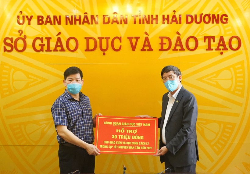 TS Vũ Minh Đức (bên phải) trao tiền hỗ trợ cho ngành Giáo dục Hải Dương 