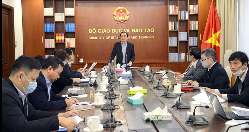 Bộ trưởng Phùng Xuân Nhạ phát biểu tại cuộc họp.