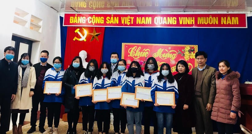 TS Nguyễn Tất Thắng (Thứ 2 từ phải sang trái) trao giải cho học sinh Trường THPT Quảng Uyên, tỉnh Cao Bằng.