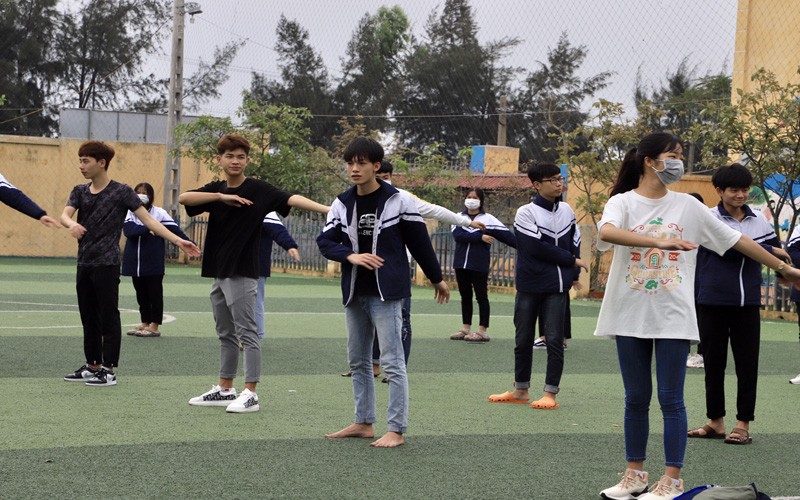 Một số học sinh Trường THPT Lê Quý Đôn (Thanh Miện) không đeo khẩu trang trong giờ học thể dục. Ảnh: Báo Nhân dân
