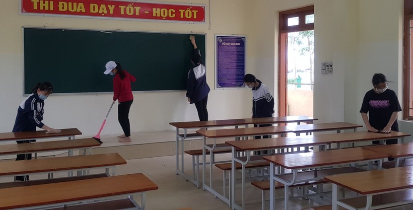 Trường THPT Thanh Miện vệ sinh trường lớp, sẵn sàng đón học sinh khối 10 và 11 trở lại trường học tập. Ảnh: NTCC